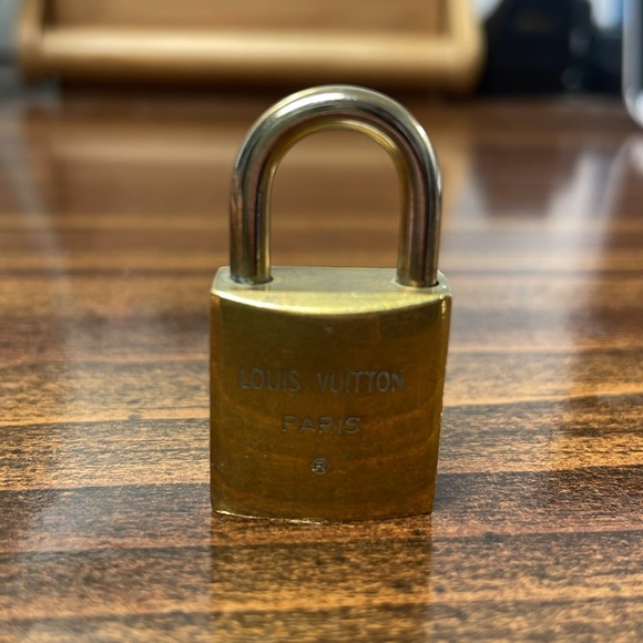 Preloved LOUIS VUITTON Padlock Key Cadena Gold Polished without key - Picture 2 of 8